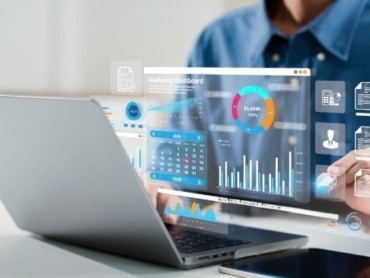 اكتشف كيف يمكن لـ برنامج محاسبة متكامل أن يحدث نقلة نوعية في إدارة شؤونك المالية، ويزيد من كفاءة عملك، ويدعم اتخاذ قراراتك الاستراتيجية.