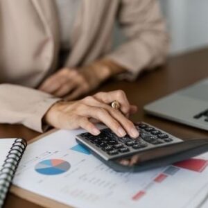 اكتشف كيف يمكن لـ برنامج محاسبة متكامل أن يحدث نقلة نوعية في إدارة شؤونك المالية، ويزيد من كفاءة عملك، ويدعم اتخاذ قراراتك الاستراتيجية.